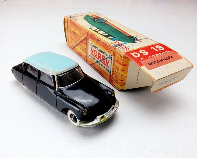 Le modèle réduit à l'échelle 1:18 de la Citroen DS21 Lorraine de 1969 en Champagne. Le