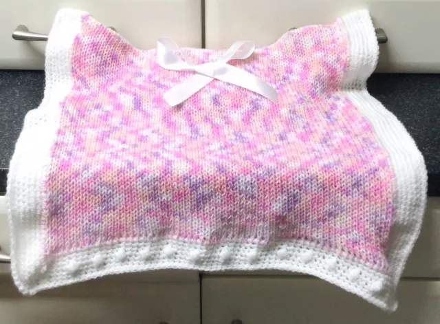 Handgestrickte rosa pflegeleichte kuschelige weiche Babywagendecke gehäkelt Wackelrand