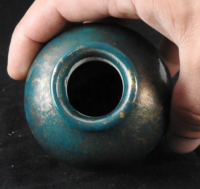petit vase en gres emaillé vert a coulure doré signature a déterminer 2