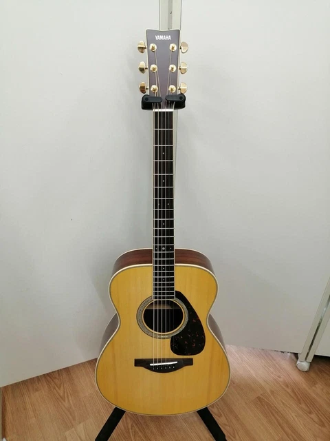 Chitarra acustica con grafica personalizzata Midnights autografata da Taylor Swift