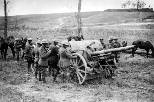 Jwq-40 WWI, Military, Soldiers Group With Captured German Artillery. Photo