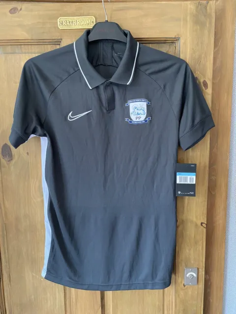 Preston North End FC 2022/23 Poloshirt - Erwachsene Medium - Nike *NEU* BRANDNEU MIT ETIKETT PNE