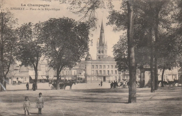 CPA 51 EPERNAY Place de la République La Champagne