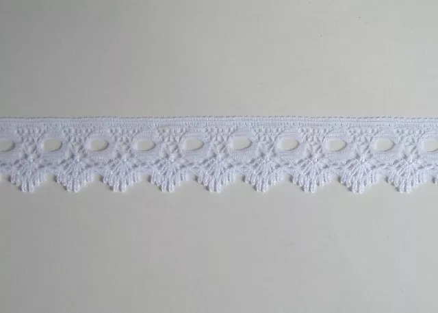 CRAFT-KNITTING-LACE "New Stock" 10mtrs x 15mm Soft White One Sided Eyelet