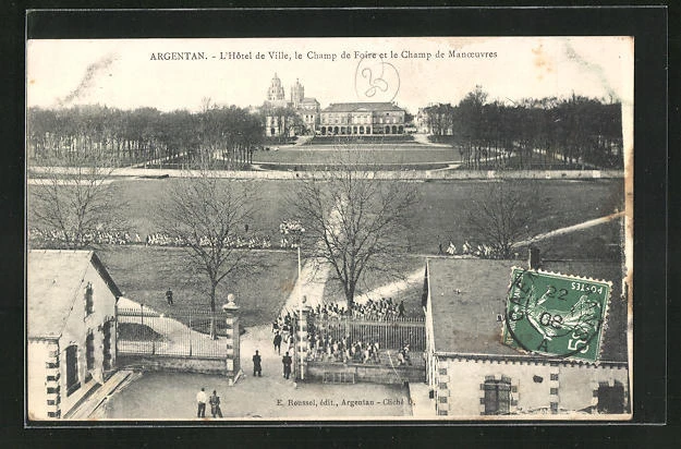 CPA Argentan, L'Hotel de Ville, Le Champ de Fair et le Champ de Manceuvres