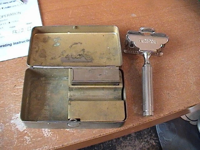 Antique GEM Cutlery Razor Set Box With Blade Holder & 2 blades micromatic