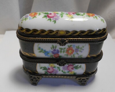 Pilulier en porcelaine fleurie de Limoges fermeture en forme de Fleur de Lys 