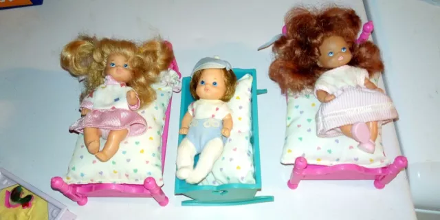 Shelly, Kelly et Tommy  Barbie avec leurs lits et leurs vêtements, parfait état