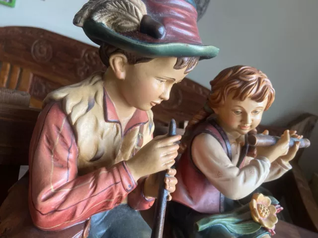 Holz Südtirol Schnitzerei Kinder auf Bank Musikanten geschnitzt handbemalt