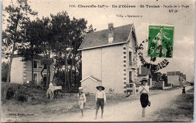 17 ILE D OLERON  SAINT TROJAN  LE BASSIN DE CHASSE ET BATIMENTS DE LA GARE 