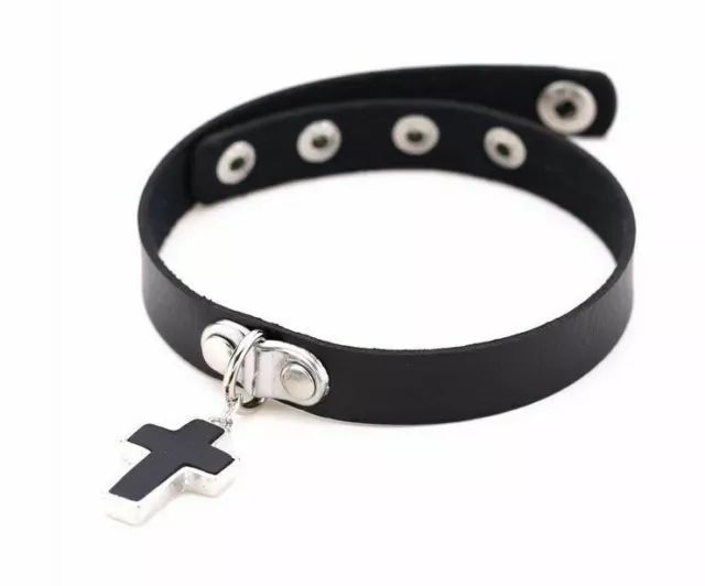 Collier en "cuir" noir avec croix / Punk / Gothique