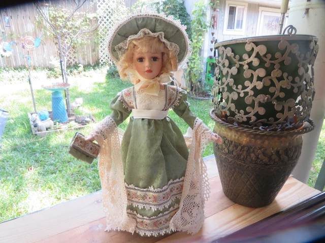 Collectors Choice-Dan Dee 15" Fine Bisque Porcelain Doll Miss Elegance-stand
