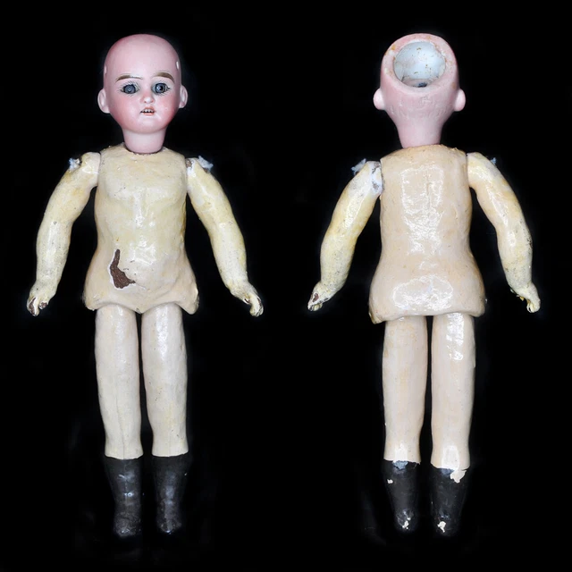 Petite poupée ancienne en porcelaine biscuit, fabriquée en