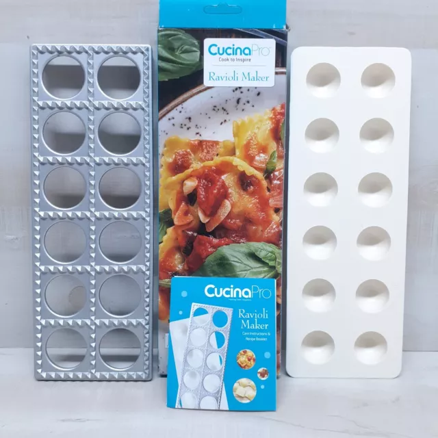 Bandeja y prensa de 12 raviolis grandes cuadrados Ravioli Maker by Cucina Pro de 1 3/4 pulgadas