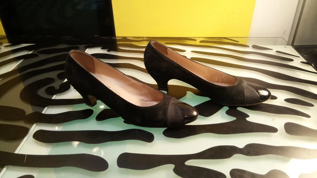 Salvatore Ferragamo Size 10 Womens Good Condition Kitten Heel wingtips Velvety