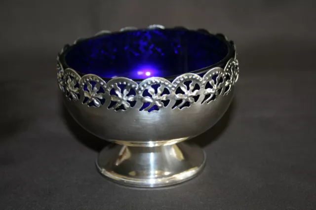 Coupe sur pied en métal argenté Anglais avec verre bleu