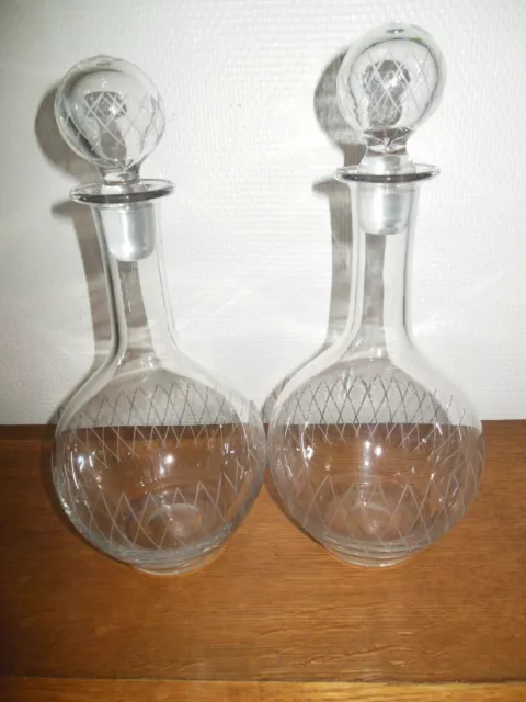paire de carafes anciennes en cristal gravé