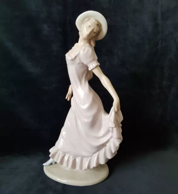 Nao by Lladro Porzellan junge elegante Dame mit rosa Kleid & weißer Mütze