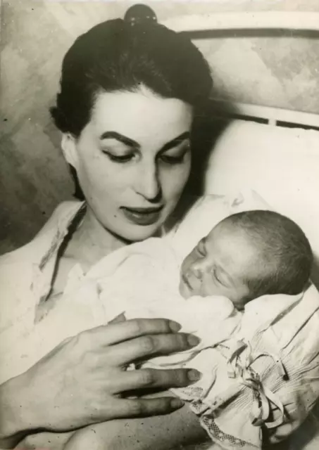 Actrice Silvana Mangano avec son fils, ca.1962, vintage silver print vintage sil