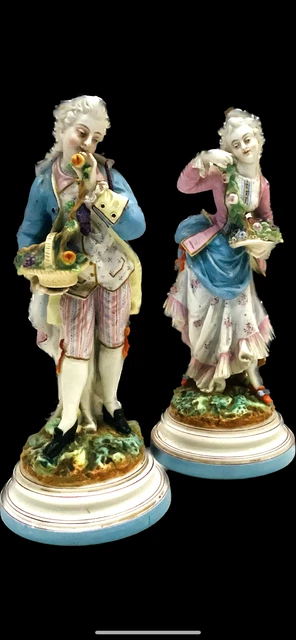 élégant et élégante en biscuit polychrome  socles ronds . XX siècle . 3