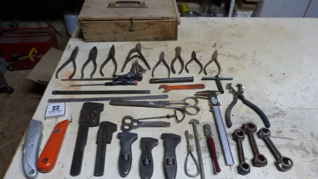 Lot outils anciens + caisse bois ancienne pinces clés coupe verre pied coulisse