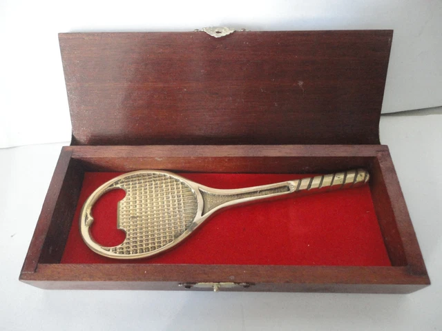 ancien décapsuleur en forme de raquette de tennis