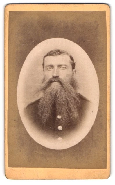 Fotografie unbekannter Fotograf und Ort, Portrait Soldat in Uniform mit langem