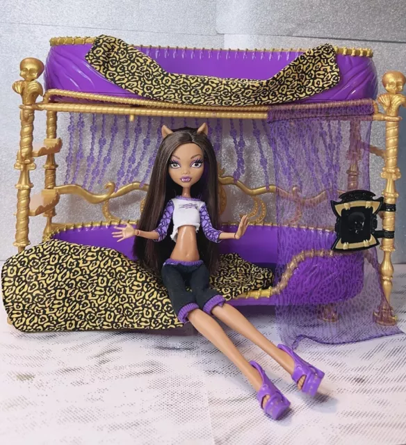 Monster High Room To Howl Bunk Bed & Dead Tired Clawdeen Wolf Playset 2011