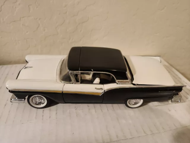 Franklin Mint 1957 Ford Fairlane 500 Retractable HT 1:24 Black & White GG