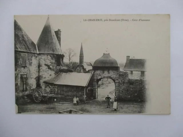 Cpa Orne 61 Domfront La Chaslerie Pres Domfront Cour D'honneur