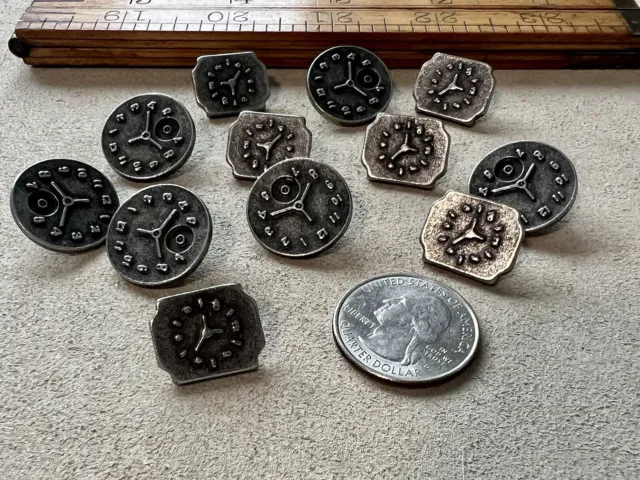 Lote mixto de 12 botones antiguos de metal plateado relojes vástago de tiempo trasero