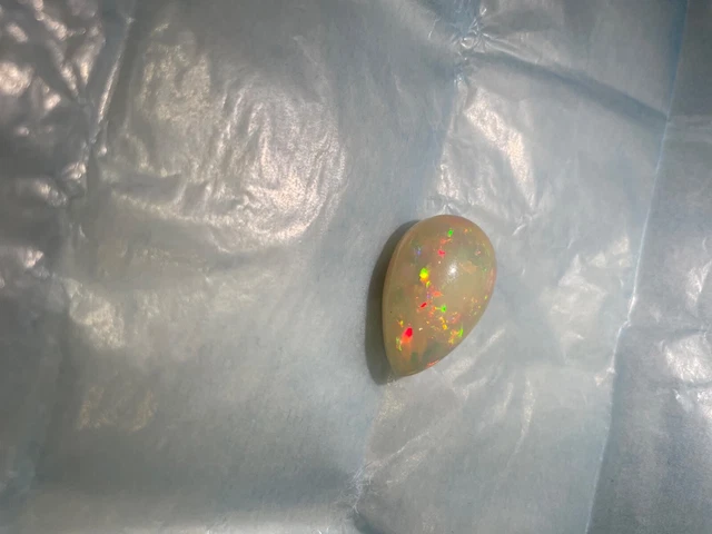opale ethiopie, white (yellowish), 19,40 carat 