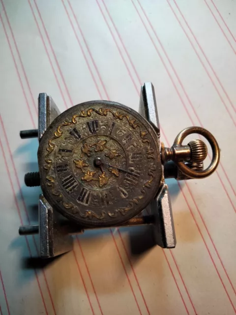 Movimiento de reloj antiguo de bolsillo.