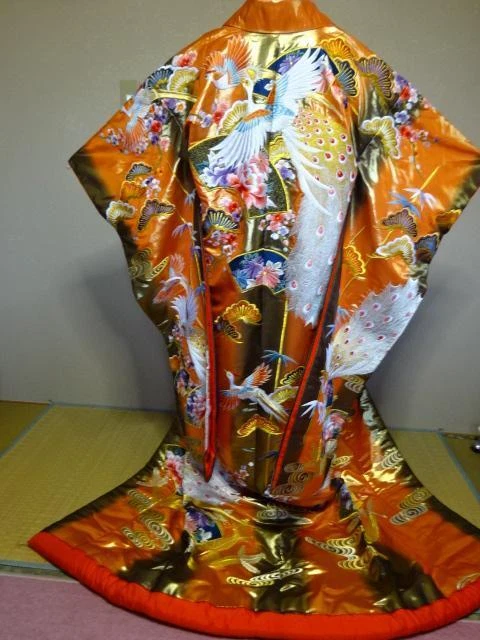 Uchikake Japanese Kimono Bride costume Color Peacock pattern Classic Embroidered