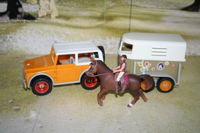 SCHLEICH 42025 JEEP & PferdeanhÃ¤nger Perd Reiterin Reiterhof Bauernhof Farm Life EUR 33,95 