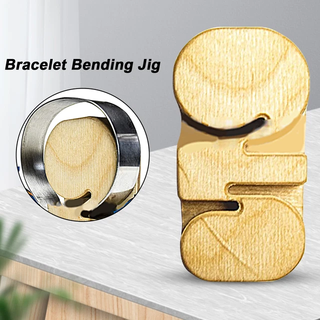 Brazalete en blanco de superficie lisa hecho a mano