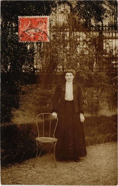 CPA PARIS photo card a woman in a garden (1243042)