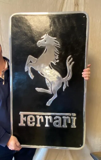 Ferrari Signe Immense Élevage Cheval Voiture Distributeur - Noir Et Poli Argent