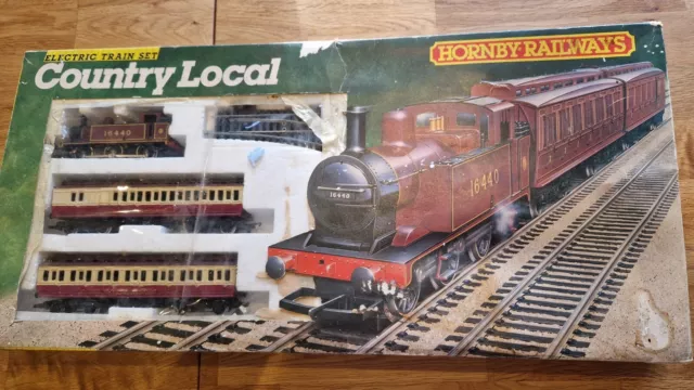 00 Gauge Country Local Hornby Train Set. R.671 Starter Kit