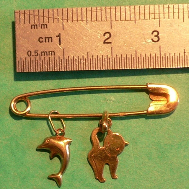 Broche En Or Jaune 18 Carats, Agrementee De 2 Pendentifs - En Forme D'epingle A