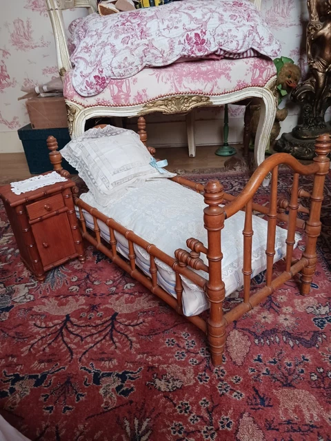 Petit Lit Ancien Pour Poupée – Charme Rétro Et Patine Du Temps
