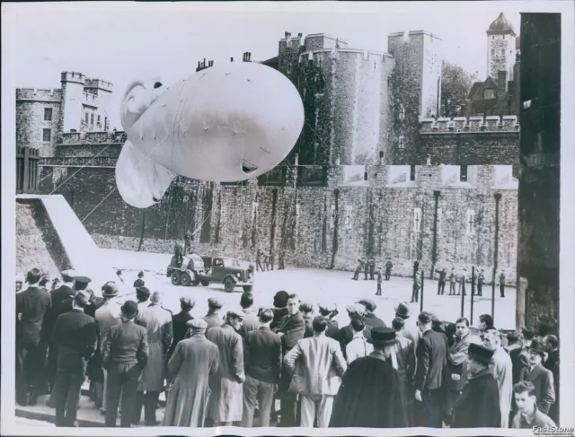 1938 Londoners Watch Barrage Balloon Fly Near Tower Of London Ww2 Photo 7X9