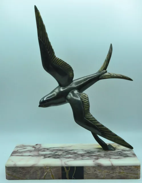 Statue d'oiseau hirondelle en régule patiné non signé socle marbre art déco
