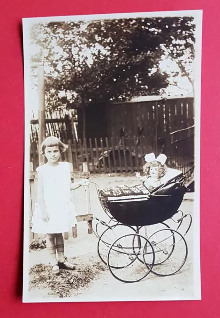 Foto AK Kind Mädchen mit Kinderwagen und Puppe Porzellankopfpuppe   ( 34334