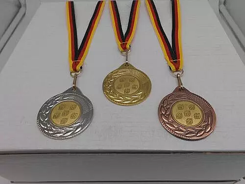 Würfeln Pokal Kinder Medaillen 3er Set mit Band&Emblem Pokale Spiele NEU (9292)