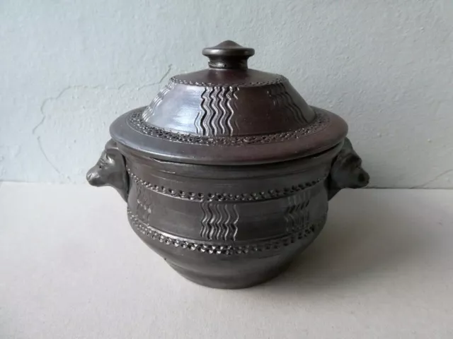 pot couvert en grès, décor vaches, signé Turgis le Tronquay, Calvados