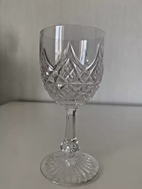 Superbe  verre à vin en cristal signés Baccarat modèle Colbert 13 cm