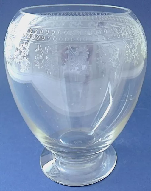 Baccarat : vase globulaire en cristal incolore taillé. H. = 14 cm.