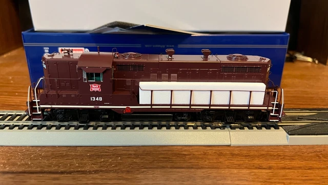Athearn Genesis HO Scale EMD GP18 Rock Island RI 1348 DCC and Sound