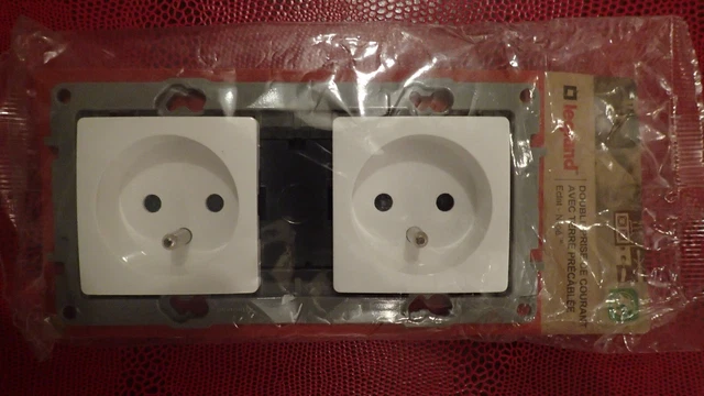 Legrand 96617 - Double Prise de courant avec Terre NILOE BLANC ECLAT
